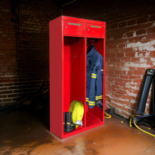 Feuerwehrgarderobe mit Spinden und großem Haken.